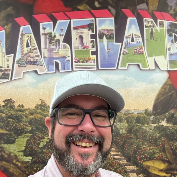 Dan Thumberg, Founder of its3pm.io, in front of the Lakeland mural